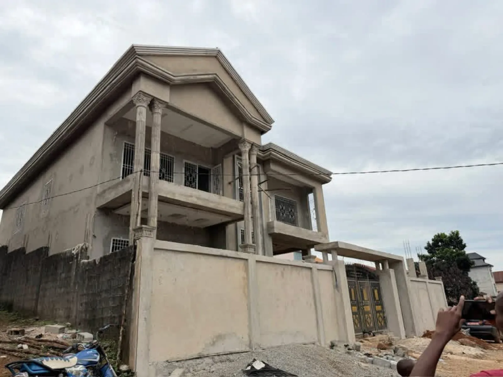 Façade d’un bâtiment réalisé par KADJAVULUX Construction SARLU