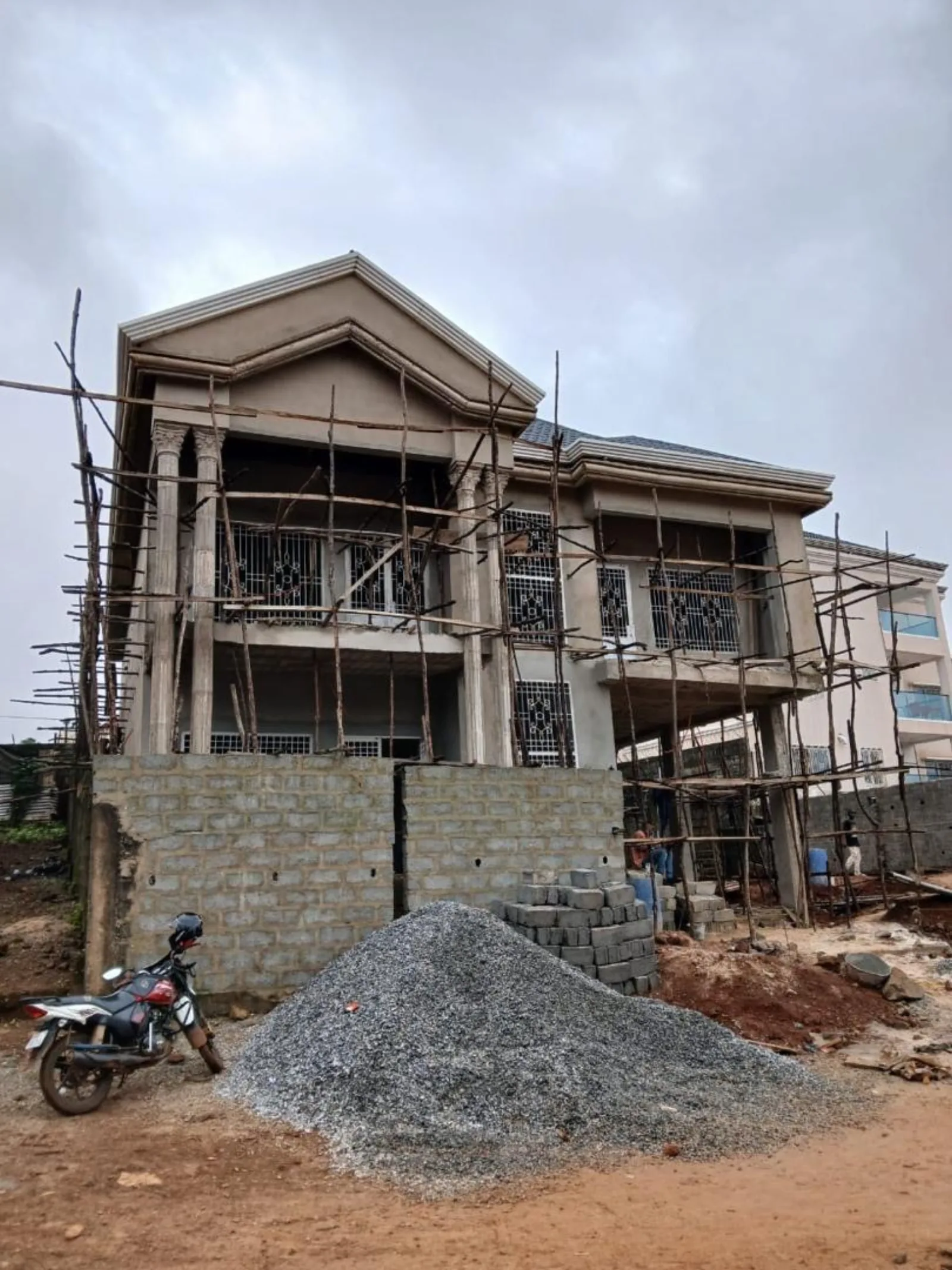 Façade du bâtiment pendant les travaux de finition